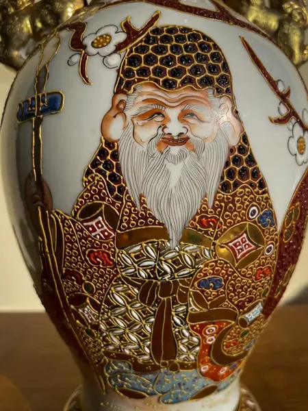 Foto de um(a) Antigo Raro Vaso Jarro Oriental Porcelana Japonesa Satsuma, da categoria de Vasos. ~ Satsuma Imperial ~Antigo e raro vaso oriental com com alças no formato de cães de fó. Peça total artística pintada à mão... Mostrado de uma perspectiva diferente. Vendido no marketplace Trésors.