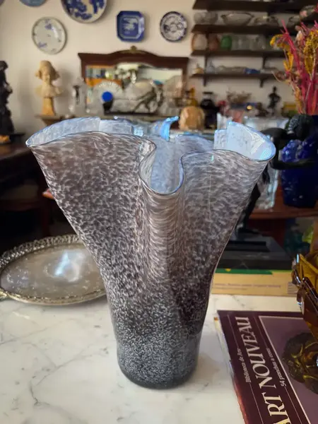 Foto de um(a) Antigo Grande Vaso Jarro Murano Italiano Leitoso Opalescente, da categoria de Vasos. Antigo e grande vaso artístico em Murano leitoso, com nuances meio opalescentes na borda ondulada. Lindas cores e o formato... Mostrado de uma perspectiva diferente. Vendido no marketplace Trésors.