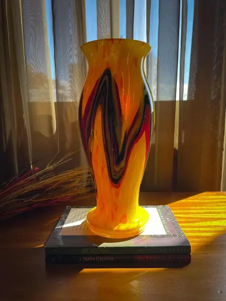 Foto de um(a) Antigo Vaso Jarro Murano Italiano Pâte De Verre Art Deco, da categoria de Vasos. ~ Pâte de Verre ~Antigo e icônico vaso artístico em Murano amarelo com rajados, trabalho manual com lindo brilho natural, as... Mostrado de uma perspectiva diferente. Vendido no marketplace Trésors.