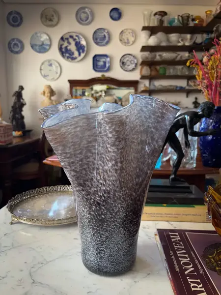 Foto de um(a) Antigo Grande Vaso Jarro Murano Italiano Leitoso Opalescente, da categoria de Vasos. Antigo e grande vaso artístico em Murano leitoso, com nuances meio opalescentes na borda ondulada. Lindas cores e o formato... Mostrado de uma perspectiva diferente. Vendido no marketplace Trésors.