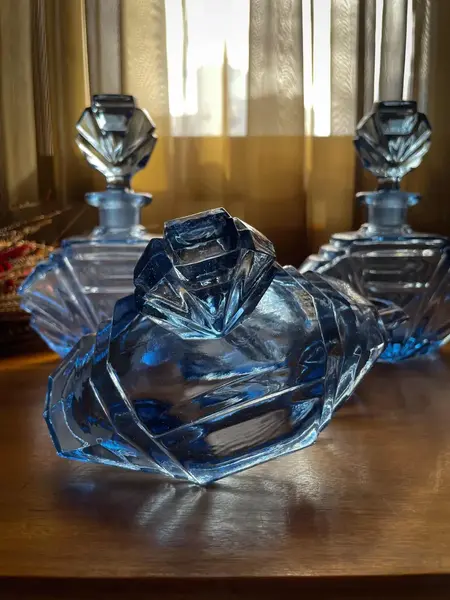 Foto de um(a) Antigo Perfumeiro Coleção Conjunto Toilette Cristal Art Deco, da categoria de Perfumeiros. Antigo e finíssimo conjunto de toucador para toilette composto por dois perfumeiros e uma caixa/porta joias.Cristal tcheco... Mostrado de uma perspectiva diferente. Vendido no marketplace Trésors.