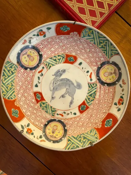 Foto de um(a) Antigo Prato Decorativo Oriental Porcelana Japonesa Imari, da categoria de Pratos Decorativos. ~ Imari~ A célebre porcelana japonesa. Antigo prato decorativo em porcelana com decoração oriental típica desse período com... Mostrado de uma perspectiva diferente. Vendido no marketplace Trésors.