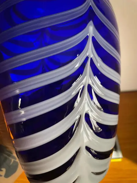 Foto de um(a) Antigo Vaso Jarro Murano Italiano Leitoso E Opalina Art Deco, da categoria de Vasos. ~ Cobalt blue Glass ~ Antigo e exuberante vaso artístico em Murano Italiano, cor azul cobalto com um trabalho leitoso em... Mostrado de uma perspectiva diferente. Vendido no marketplace Trésors.