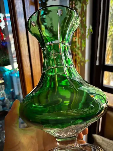 Foto de um(a) Antigo Raro Vaso Jarro Cristal Baccarat Verde Esmeralda, da categoria de Vasos. Antigo e fino vaso em cristal doublé europeu na cor verde esmeralda. Lindíssima lapidação manual e formato muito chique,... Mostrado de uma perspectiva diferente. Vendido no marketplace Trésors.