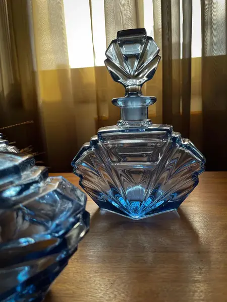 Foto de um(a) Antigo Perfumeiro Coleção Conjunto Toilette Cristal Art Deco, da categoria de Perfumeiros. Antigo e finíssimo conjunto de toucador para toilette composto por dois perfumeiros e uma caixa/porta joias.Cristal tcheco... Mostrado de uma perspectiva diferente. Vendido no marketplace Trésors.