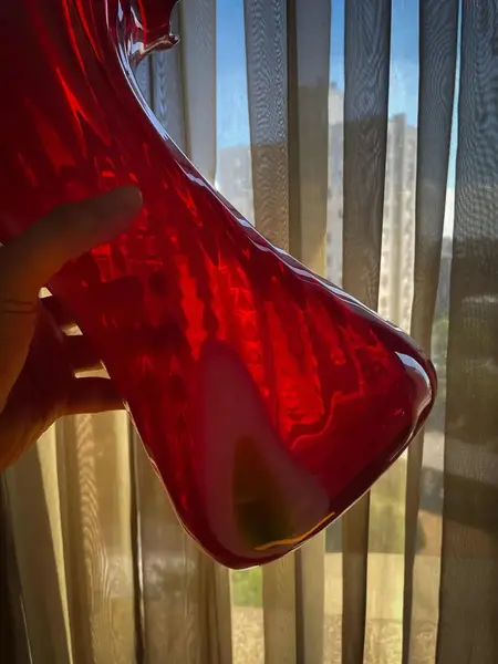 Foto de um(a) Antigo Grande Legítimo Vaso Murano Italiano Vermelho A. Deco, da categoria de Vasos. ~ Italy Glass ~Antigo e grande vaso artístico em Murano Italiano soufflé gomado com a borda plissada, cor vermelho rubi com... Mostrado de uma perspectiva diferente. Vendido no marketplace Trésors.