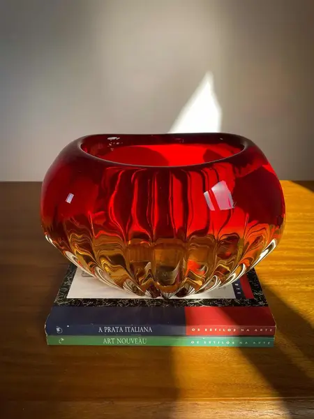 Foto de um(a) Antigo Bowl Decorativo Vaso Em Murano Italiano Art Deco, da categoria de Vasos e recipientes. ~ Fire Glass ~Antigo vaso/bowl decorativo em cristal de Murano Italiano soufflé gomado. Peça artística, feita à mão. Lindas... Mostrado de uma perspectiva diferente. Vendido no marketplace Trésors.
