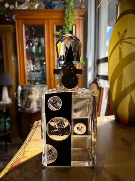 Foto de um(a) Antiga Rara Garrafa Em Cristal Tcheco Karl Palda Art Deco, da categoria de Garrafas. ~ Karl Palda Glass ~ Antiga e raríssima garrafa em cristal Tcheco com detalhes em preto e belíssima lapidação manual, e o... Mostrado de uma perspectiva diferente. Vendido no marketplace Trésors.