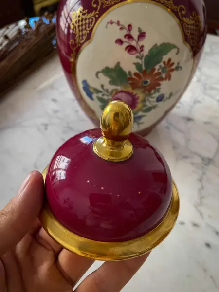 Foto de um(a) Antigo Potiche Vaso Em Porcelana Alemã Bavaria Thomas Ivory, da categoria de Vasos e recipientes. ~ Camille Tharaud | Limoges ~Para quem gosta de peças exclusivas. Antigo e grande vaso artístico em porcelana francesa da... Mostrado de uma perspectiva diferente. Vendido no marketplace Trésors.