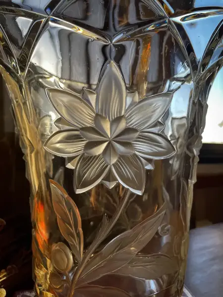 Foto de um(a) Antigo Grande Vaso Jarro Art Deco Em Vidro Floral Satiné, da categoria de Vasos. ~ France Glass ~Antigo e grande vaso em vidro artístico francês satiné. Decoração com flores e folhas em relevo. Peça muito... Mostrado de uma perspectiva diferente. Vendido no marketplace Trésors.