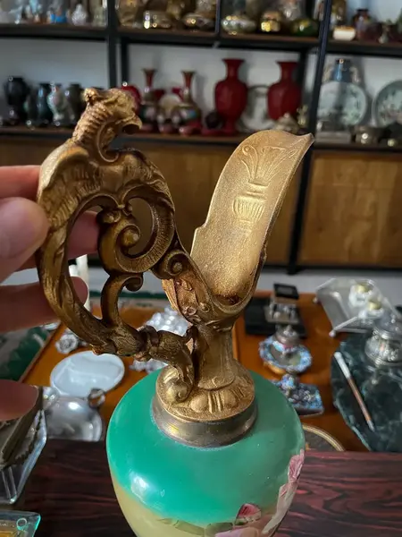 Foto de um(a) Antiga Rara Ânfora Jarro Decorativo Dourado Opalina França, da categoria de Jarros. Antiga e grande jarra decorativa com estrutura em metal trabalhado e parte central em opalina francesa pintada à mão. Peça... Mostrado de uma perspectiva diferente. Vendido no marketplace Trésors.