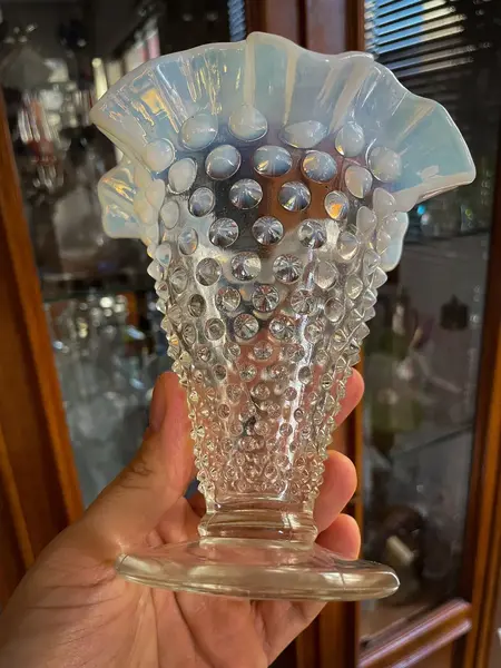 Foto de um(a) Antigo Par De Vasos Em Opalina Opalescente Fenton Glass, da categoria de Vasos. ~ Fenton Art Glass ~ Manufatura americana fundada em 1905. Antigos e atemporais vasos artísticos em vidro opalescente com a... Mostrado de uma perspectiva diferente. Vendido no marketplace Trésors.