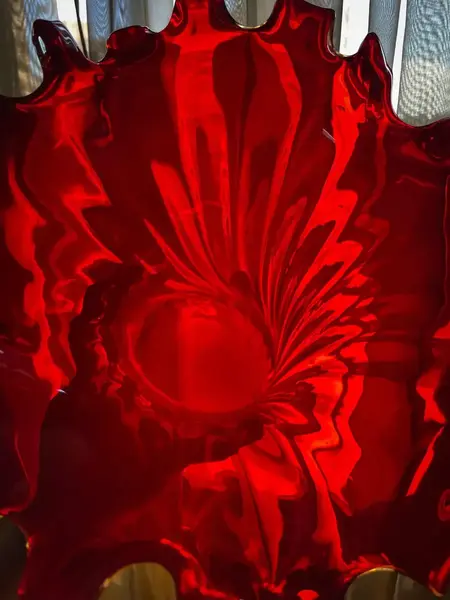 Foto de um(a) Antigo Grande Legítimo Vaso Murano Italiano Vermelho A. Deco, da categoria de Vasos. ~ Italy Glass ~Antigo e grande vaso artístico em Murano Italiano soufflé gomado com a borda plissada, cor vermelho rubi com... Mostrado de uma perspectiva diferente. Vendido no marketplace Trésors.
