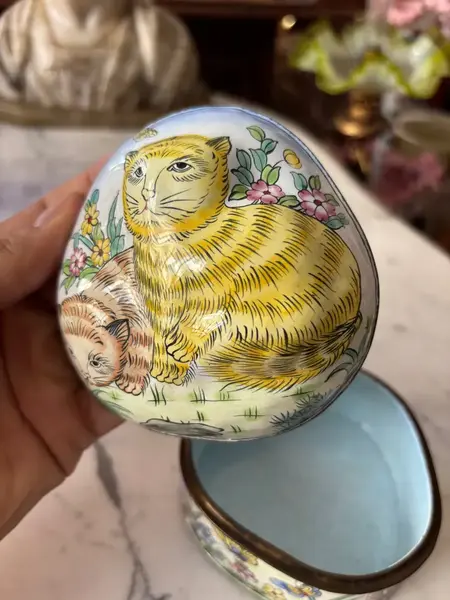 Foto de um(a) Antiga Caixinha Decorativa Com Gatos Esmaltados À Mão, da categoria de Cestos e Caixas. Antigo e belíssima caixinha decorativa em metal esmaltado à mão com decoração de gatos, borboletas e flores. Bastante... Mostrado de uma perspectiva diferente. Vendido no marketplace Trésors.