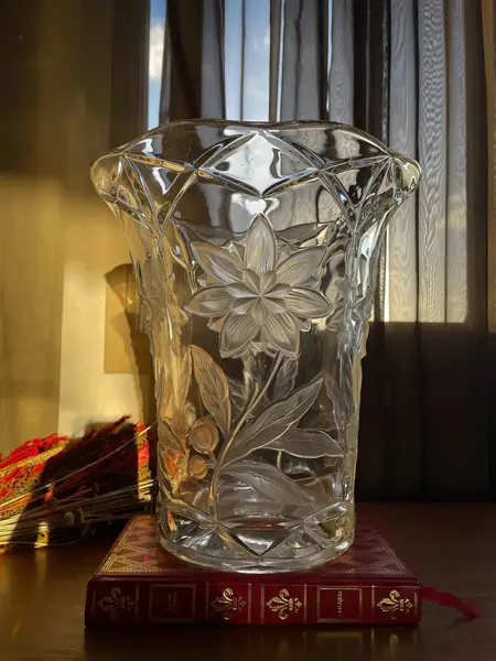 Foto de um(a) Antigo Grande Vaso Jarro Art Deco Em Vidro Floral Satiné, da categoria de Vasos. ~ France Glass ~Antigo e grande vaso em vidro artístico francês satiné. Decoração com flores e folhas em relevo. Peça muito... Mostrado de uma perspectiva diferente. Vendido no marketplace Trésors.