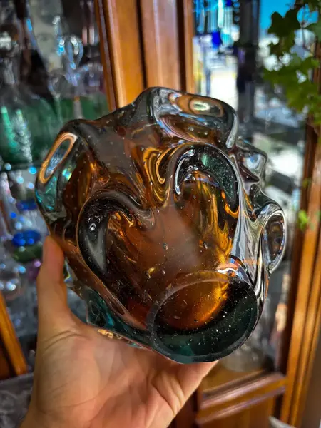 Foto de um(a) Antiga Garrafa Decorativa Em Murano Italiano Década De 1960, da categoria de Garrafas. ~ Italy Glass ~Antiga e linda garrafa decorativa em Murano artístico. Feita à mão. Original da década de 1960/70. Medidas... Mostrado de uma perspectiva diferente. Vendido no marketplace Trésors.