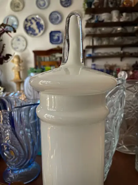 Foto de um(a) Antigo Potiche Vaso Jarro Art Deco Opalina Murano Branco, da categoria de Garrafas, potes e jarros. ~ Kastrup Holmegaard ~Antigo e grande potiche em opalina dinamarquesa Sandwich Glass (quando temos mais de um tipo de vidro... Mostrado de uma perspectiva diferente. Vendido no marketplace Trésors.