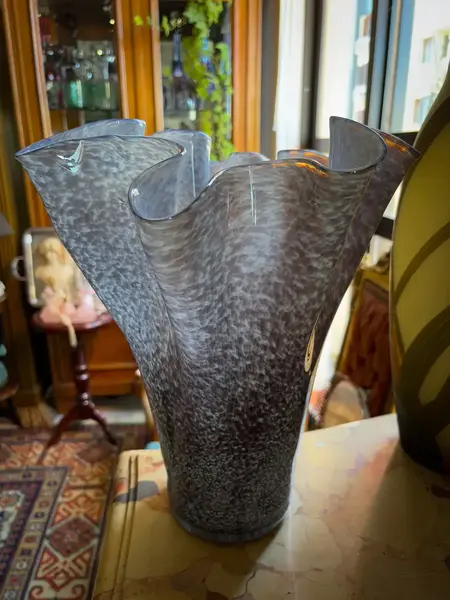 Foto de um(a) Antigo Grande Vaso Jarro Murano Italiano Leitoso Opalescente, da categoria de Vasos. Antigo e grande vaso artístico em Murano leitoso, com nuances meio opalescentes na borda ondulada. Lindas cores e o formato... Mostrado de uma perspectiva diferente. Vendido no marketplace Trésors.