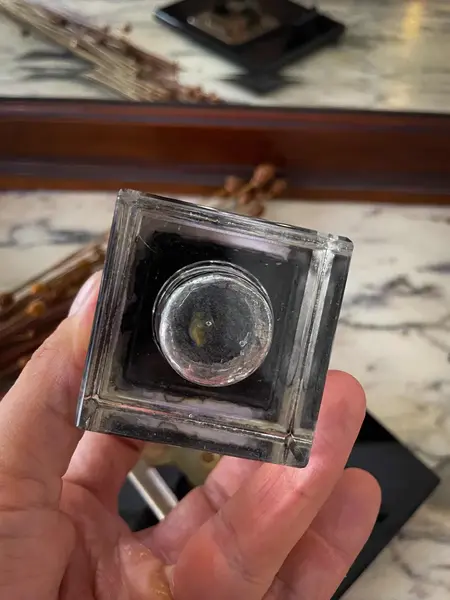 Foto de um(a) Antigo Tinteiro Porta Caneta Cristal Tcheco Preto Art Deco, da categoria de Outros colecionáveis. Antigo e clássico tinteiro em cristal Tcheco com o recipiente para tinta em cristal translúcido lapidado à mão. Na frente... Mostrado de uma perspectiva diferente. Vendido no marketplace Trésors.