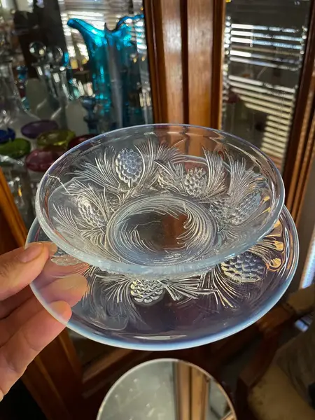 Foto de um(a) Antigo Raro Bowl Decorativo Jobling Glass Vidro Opalescente, da categoria de Travessas e tigelas. ~ Jobling Glass ~Antigo e importante bowl decorativo em vidro artístico opalescente com decoração floral em relevo. Da... Mostrado de uma perspectiva diferente. Vendido no marketplace Trésors.