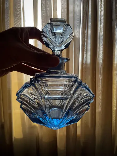 Foto de um(a) Antigo Perfumeiro Coleção Conjunto Toilette Cristal Art Deco, da categoria de Perfumeiros. Antigo e finíssimo conjunto de toucador para toilette composto por dois perfumeiros e uma caixa/porta joias.Cristal tcheco... Mostrado de uma perspectiva diferente. Vendido no marketplace Trésors.