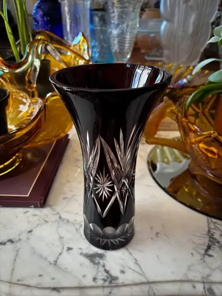 Foto de um(a) Antigo Raro Vaso Jarro Em Cristal Baccarat Lapidado À Mão, da categoria de Vasos. Antigo e elegante vaso em cristal europeu doublé na cor bordô, uma cor linda, que combina com tudo. Em contato com a luz ele... Mostrado de uma perspectiva diferente. Vendido no marketplace Trésors.