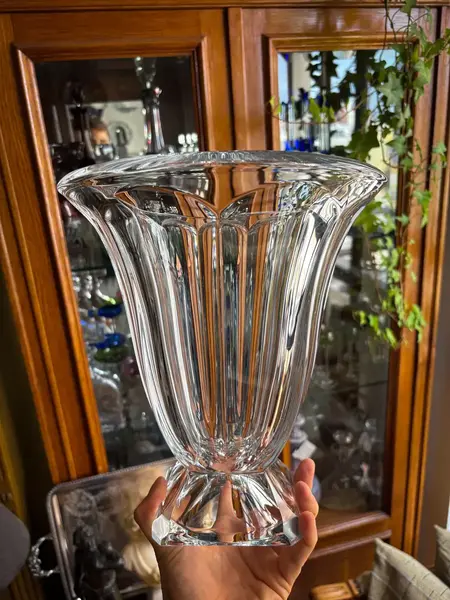 Foto de um(a) Antigo Grande Vaso Medici Centro De Mesa Cristal Bohemia, da categoria de Vasos. ~ Crystalite Bohemia ~ Antigo e grande vaso em cristal Tcheco, modelo Medici. Peça muito chique e decorativa. Marca da... Mostrado de uma perspectiva diferente. Vendido no marketplace Trésors.