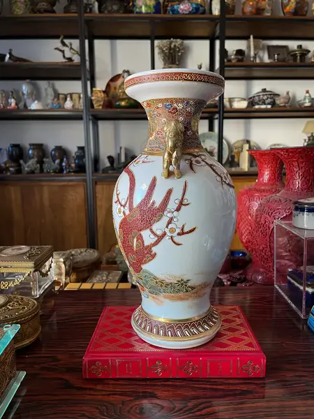 Foto de um(a) Antigo Raro Vaso Jarro Oriental Porcelana Japonesa Satsuma, da categoria de Vasos. ~ Satsuma Imperial ~Antigo e raro vaso oriental com com alças no formato de cães de fó. Peça total artística pintada à mão... Mostrado de uma perspectiva diferente. Vendido no marketplace Trésors.