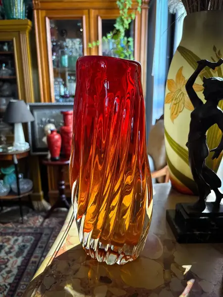 Foto de um(a) Antigo Raro Vaso Murano Italiano Seguso Alfredo Barbini, da categoria de Vasos. Cores e formas fascinantes!Antigo e pesado vaso em murano retorcido em tons degradê vermelho e âmbar, atribuído a Alfredo... Mostrado de uma perspectiva diferente. Vendido no marketplace Trésors.