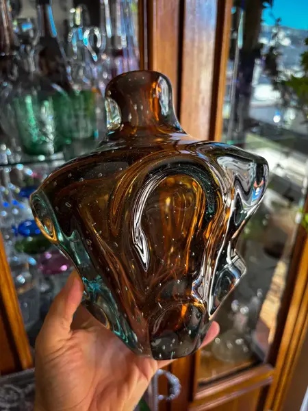 Foto de um(a) Antiga Garrafa Decorativa Em Murano Italiano Década De 1960, da categoria de Garrafas. ~ Italy Glass ~Antiga e linda garrafa decorativa em Murano artístico. Feita à mão. Original da década de 1960/70. Medidas... Mostrado de uma perspectiva diferente. Vendido no marketplace Trésors.