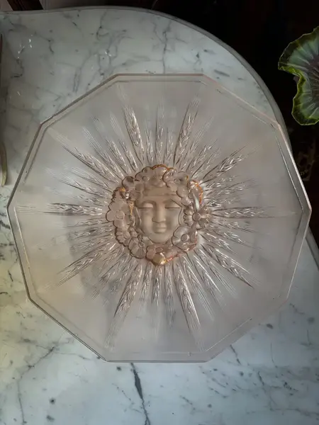 Foto de um(a) Antiga Rara Fruteira Centro De Mesa Vidro Satiné Art Deco, da categoria de Centro de mesa. ~ August Walther & Sohne ~Antigo e belíssimo centro de mesa em vidro artístico alemão na cor rosé acetinado. A peça... Mostrado de uma perspectiva diferente. Vendido no marketplace Trésors.