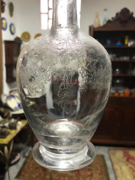 Foto de um(a) Antiga Garrafa Licoreira Em Cristal Francês Saint Louis, da categoria de Garrafas. Linda garrafa fruteira em cristal Saint Louis, ricamente lavrada com flores e volutas. Em perfeito estado. Meados de 1920.... Mostrado de uma perspectiva diferente. Vendido no marketplace Trésors.