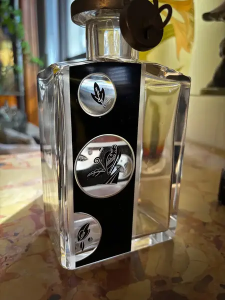 Foto de um(a) Antiga Rara Garrafa Em Cristal Tcheco Karl Palda Art Deco, da categoria de Garrafas. ~ Karl Palda Glass ~ Antiga e raríssima garrafa em cristal Tcheco com detalhes em preto e belíssima lapidação manual, e o... Mostrado de uma perspectiva diferente. Vendido no marketplace Trésors.