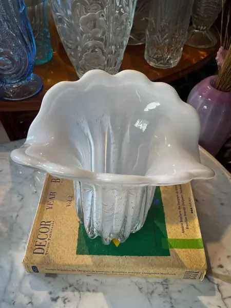 Foto de um(a) Italy Glass Antigo Vaso Jarro Murano Branco Leitoso Art Deco, da categoria de Vasos. ~ Italy Glass ~ Murano branco é muito chique! Belíssimo e imponente vaso artístico em Murano branco leitoso, incrível... Mostrado de uma perspectiva diferente. Vendido no marketplace Trésors.