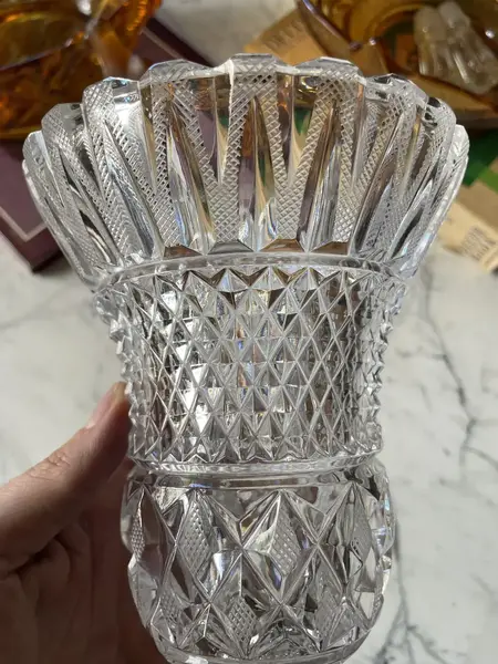 Foto de um(a) Antigo Vaso Cachepot Jarro Modelo Médici Em Cristal Tcheco, da categoria de Vasos. Antigo e clássico vaso artístico, modelo Medici, em cristal Tcheco lapidado à mão. Lapidação estrelada, e ponta de diamante.... Mostrado de uma perspectiva diferente. Vendido no marketplace Trésors.