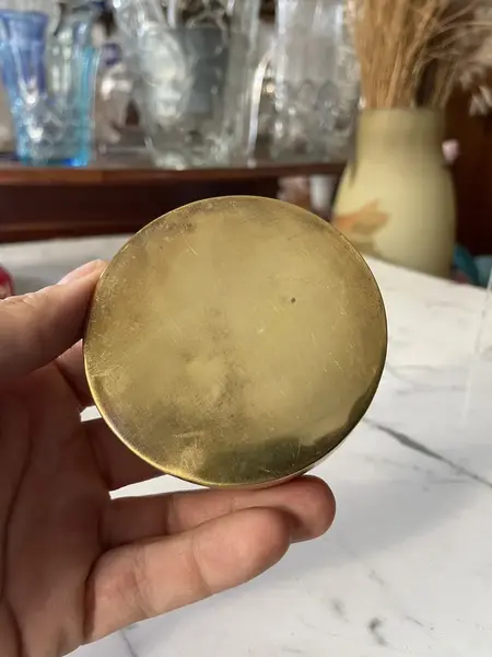 Foto de um(a) Antigo Púcaro Caixinha Com Cena Em Bronze Francês Assinado, da categoria de Cestos e Caixas. Antiga e original caixinha artística em bronze francês do início dos século XX. Assinada. Medidas 3x8cm. Mostrado de uma perspectiva diferente. Vendido no marketplace Trésors.