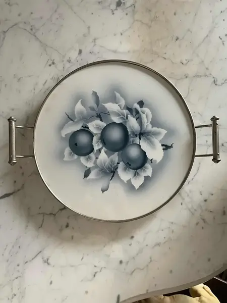 Foto de um(a) Antiga Rara Bandeja De Majólica Faiança Alemã Azul E Branco, da categoria de Bandejas. Antiga e rara bandeja de majólica alemã, armação em metal prateado. Linda decoração branco e azul “natureza morta”. Período... Mostrado de uma perspectiva diferente. Vendido no marketplace Trésors.