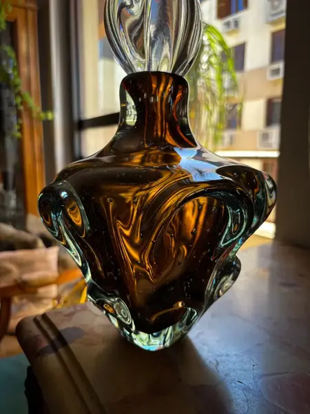Foto de um(a) Antiga Garrafa Decorativa Em Murano Italiano Década De 1960, da categoria de Garrafas. ~ Italy Glass ~Antiga e linda garrafa decorativa em Murano artístico. Feita à mão. Original da década de 1960/70. Medidas... Mostrado de uma perspectiva diferente. Vendido no marketplace Trésors.
