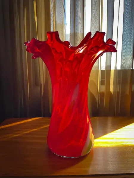 Foto de um(a) Antigo Grande Legítimo Vaso Murano Italiano Vermelho A. Deco, da categoria de Vasos. ~ Italy Glass ~Antigo e grande vaso artístico em Murano Italiano soufflé gomado com a borda plissada, cor vermelho rubi com... Mostrado de uma perspectiva diferente. Vendido no marketplace Trésors.