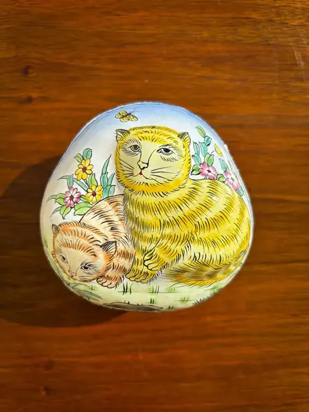 Foto de um(a) Antiga Caixinha Decorativa Com Gatos Esmaltados À Mão, da categoria de Cestos e Caixas. Antigo e belíssima caixinha decorativa em metal esmaltado à mão com decoração de gatos, borboletas e flores. Bastante... Mostrado de uma perspectiva diferente. Vendido no marketplace Trésors.