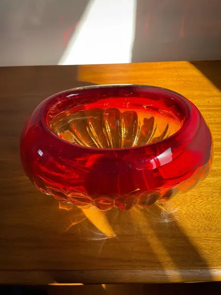 Foto de um(a) Antigo Bowl Decorativo Vaso Em Murano Italiano Art Deco, da categoria de Vasos e recipientes. ~ Fire Glass ~Antigo vaso/bowl decorativo em cristal de Murano Italiano soufflé gomado. Peça artística, feita à mão. Lindas... Mostrado de uma perspectiva diferente. Vendido no marketplace Trésors.