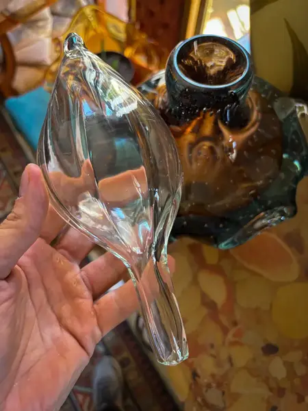 Foto de um(a) Antiga Garrafa Decorativa Em Murano Italiano Década De 1960, da categoria de Garrafas. ~ Italy Glass ~Antiga e linda garrafa decorativa em Murano artístico. Feita à mão. Original da década de 1960/70. Medidas... Mostrado de uma perspectiva diferente. Vendido no marketplace Trésors.