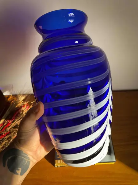 Foto de um(a) Antigo Vaso Jarro Murano Italiano Leitoso E Opalina Art Deco, da categoria de Vasos. ~ Cobalt blue Glass ~ Antigo e exuberante vaso artístico em Murano Italiano, cor azul cobalto com um trabalho leitoso em... Mostrado de uma perspectiva diferente. Vendido no marketplace Trésors.