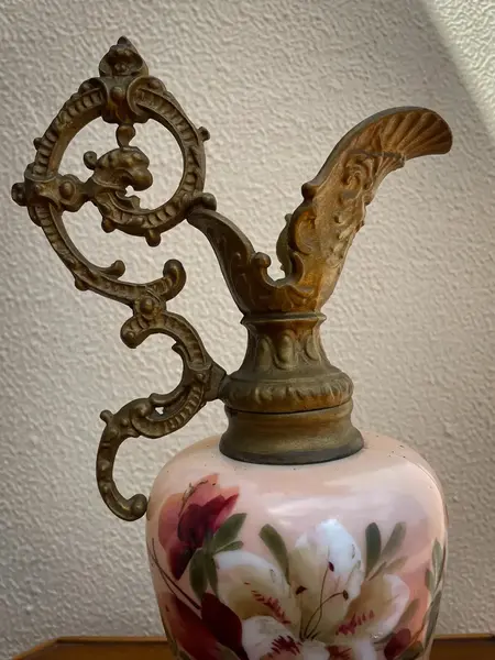 Foto de um(a) Antiga Escultura Ânfora Jarro Pétit Bronze Francês Opalina, da categoria de Jarros. Antiga e grande jarra decorativa com estrutura em metal trabalhado e parte central em opalina francesa pintada à mão. Peça... Mostrado de uma perspectiva diferente. Vendido no marketplace Trésors.