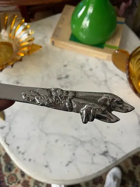 Foto de um(a) Antigo Abridor De Carta Escultura Cachorro Prata Francês, da categoria de Abridor de cartas. Antiga espátula abridor de carta artístico em bronze francês espessurado a prata com figuras de cachorros em relevo.... Mostrado de uma perspectiva diferente. Vendido no marketplace Trésors.
