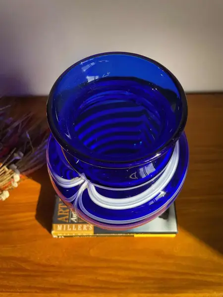 Foto de um(a) Antigo Vaso Jarro Murano Italiano Leitoso E Opalina Art Deco, da categoria de Vasos. ~ Cobalt blue Glass ~ Antigo e exuberante vaso artístico em Murano Italiano, cor azul cobalto com um trabalho leitoso em... Mostrado de uma perspectiva diferente. Vendido no marketplace Trésors.