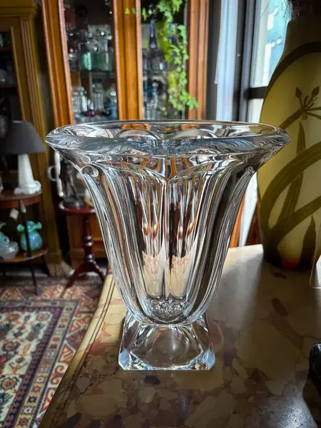 Foto de um(a) Antigo Grande Vaso Medici Centro De Mesa Cristal Bohemia, da categoria de Vasos. ~ Crystalite Bohemia ~ Antigo e grande vaso em cristal Tcheco, modelo Medici. Peça muito chique e decorativa. Marca da... Mostrado de uma perspectiva diferente. Vendido no marketplace Trésors.