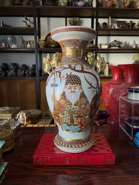 Foto de um(a) Antigo Raro Vaso Jarro Oriental Porcelana Japonesa Satsuma, da categoria de Vasos. ~ Satsuma Imperial ~Antigo e raro vaso oriental com com alças no formato de cães de fó. Peça total artística pintada à mão... Mostrado de uma perspectiva diferente. Vendido no marketplace Trésors.