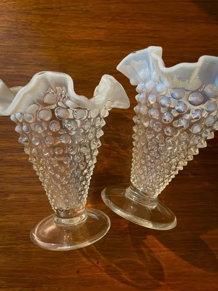 Foto de um(a) Antigo Par De Vasos Em Opalina Opalescente Fenton Glass, da categoria de Vasos. ~ Fenton Art Glass ~ Manufatura americana fundada em 1905. Antigos e atemporais vasos artísticos em vidro opalescente com a... Mostrado de uma perspectiva diferente. Vendido no marketplace Trésors.
