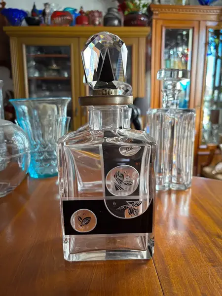 Foto de um(a) Antiga Rara Garrafa Em Cristal Tcheco Karl Palda Art Deco, da categoria de Garrafas. ~ Karl Palda Glass ~ Antiga e raríssima garrafa em cristal Tcheco com detalhes em preto e belíssima lapidação manual, e o... Mostrado de uma perspectiva diferente. Vendido no marketplace Trésors.